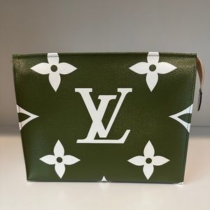 LOUIS VUITTON Monogram Giant Toiletry Pouch 26 Kaki